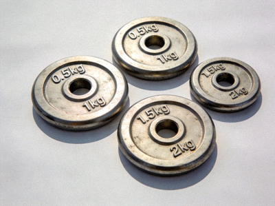 一系列小重量杠铃片，包括0.5kg, 1kg, 1.5kg, 2kg等，用于力量训练中的精密增量
